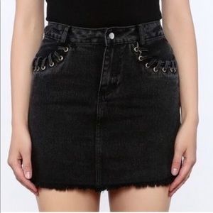Lulu’s Honey Punch black denim skirt size small with pocket detailing
